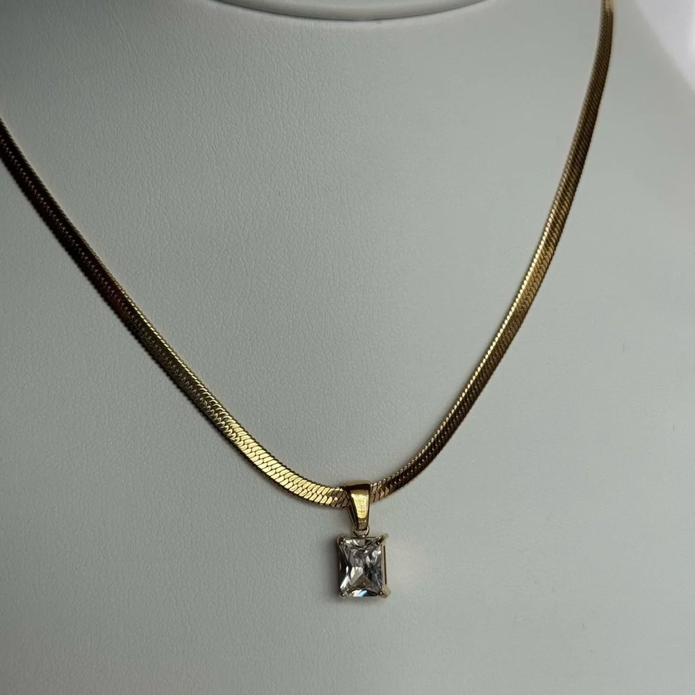 Elegant Gold Necklace with Cubic Zirconia Pendant